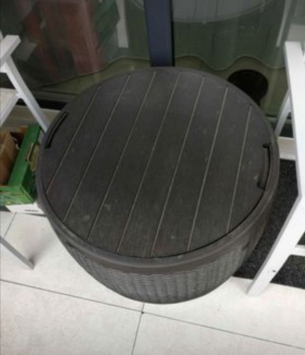 masa rotunda Rathan cu spatiu depozitare