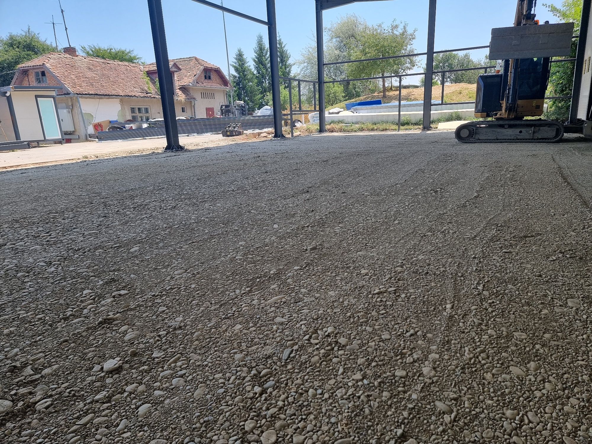 Execut lucrari cu miniexcavator de 4 si 2.8 tone