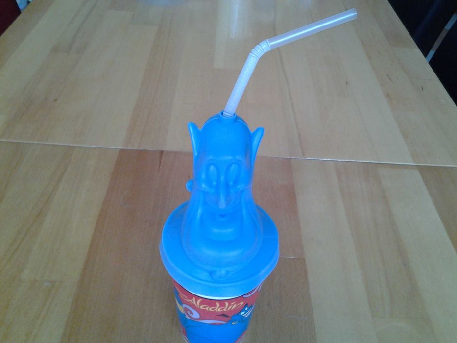 **Duhul din povestea cu Aladdin, pahar cu pai