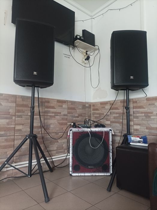 Sistem format din 2 boxe active și bass activ