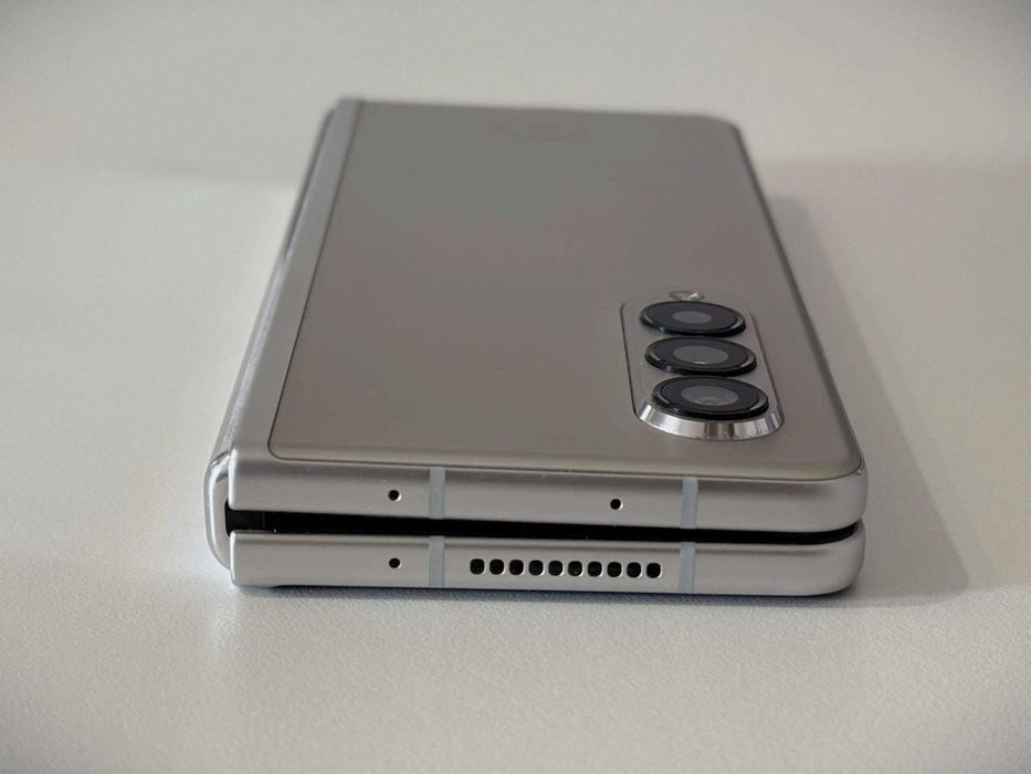 Бартер! Samsung Galaxy Z Fold 3 Phantom Silver (Сив)