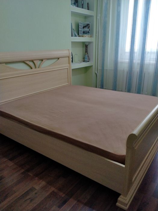 Спальня с тумбой и с комодом