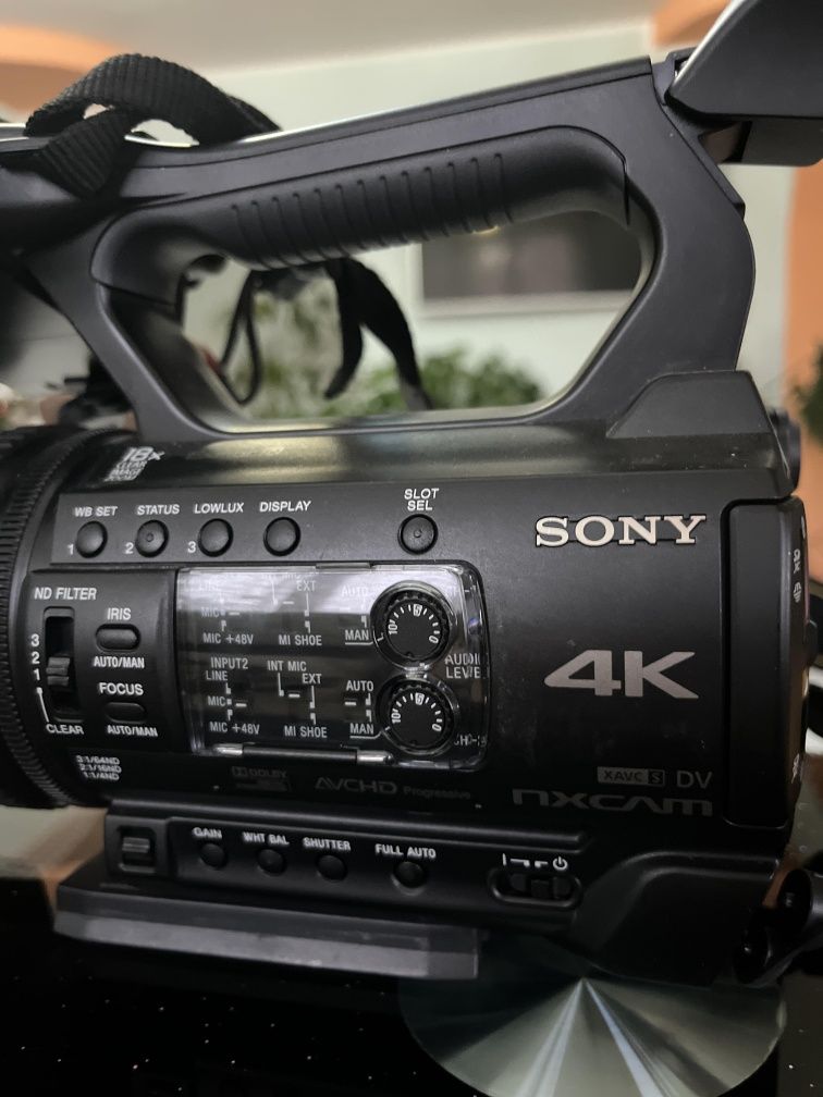 Vând camera Sony HXR-NX200 4K camcorder
