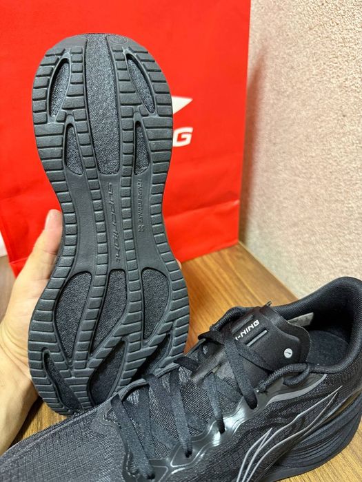 Продам беговые кроссовки от бренда li-ning оригинал gorun