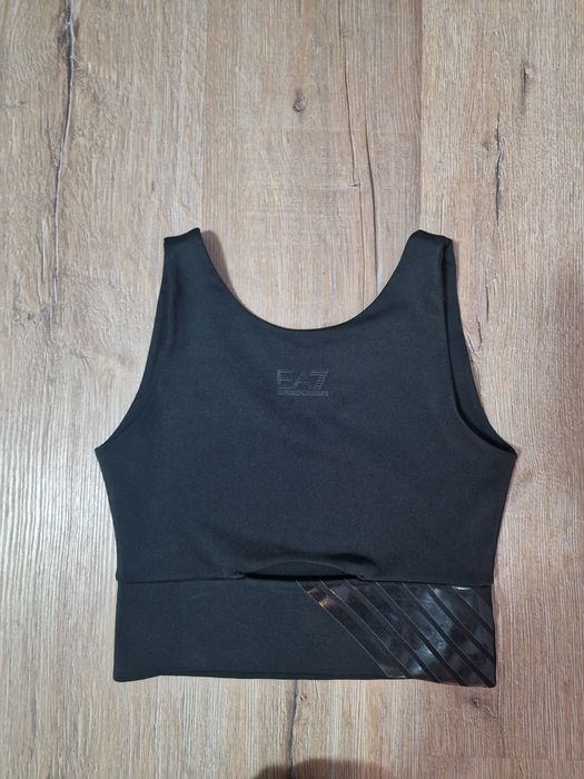 Кроп - топ EA7, оформящ силуета