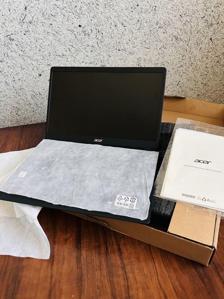 Acer core i3 yangi turibdi srochni sotiladi