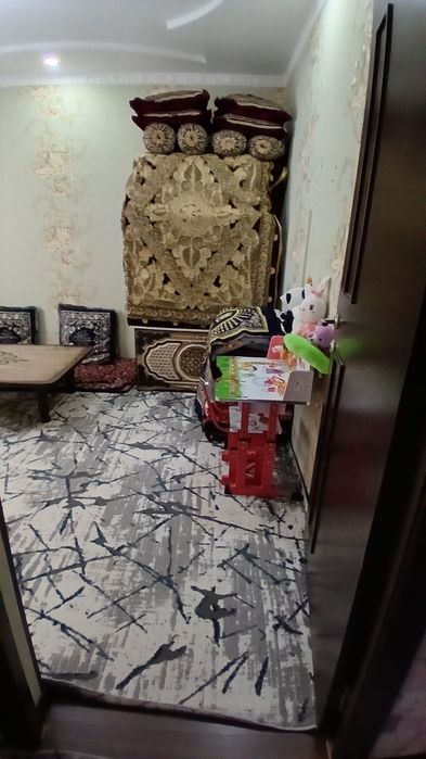 Karmana tumanida 2 xonali shinam uy sotiladi