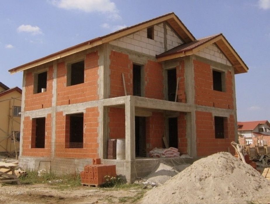 Execut case la rosu si interioare