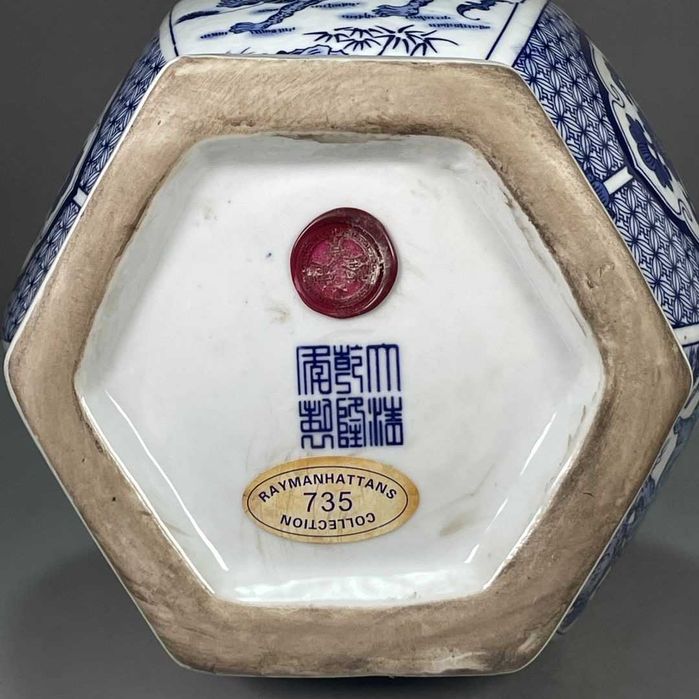 Официална шестоъгълна ваза Кирин в синьо и бяло от пещ Qianlong