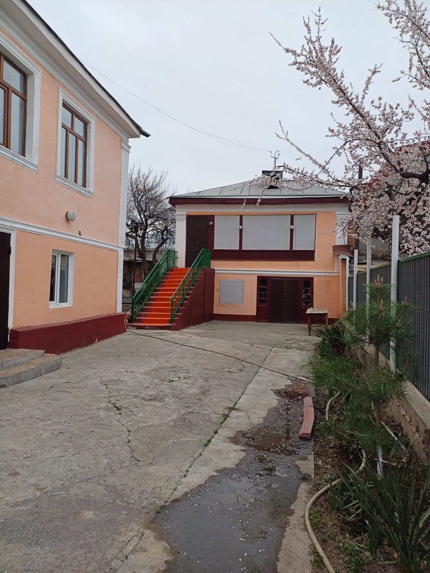 Продаётся 2 дома на одном участке.