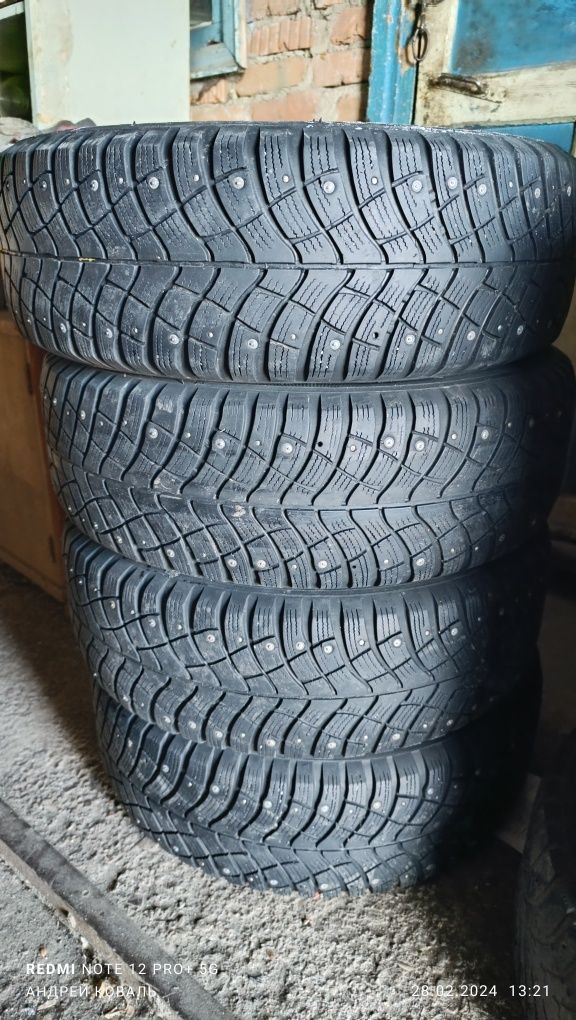 Продам зимние шины с шипами 215/65/R16