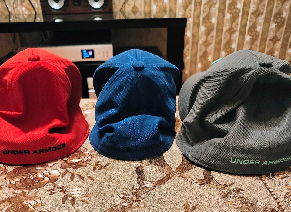Почти нови шапки.Under Armour.Chelsea.
