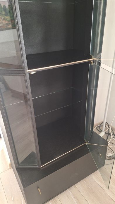 Холова витрина с долен голям шкаф