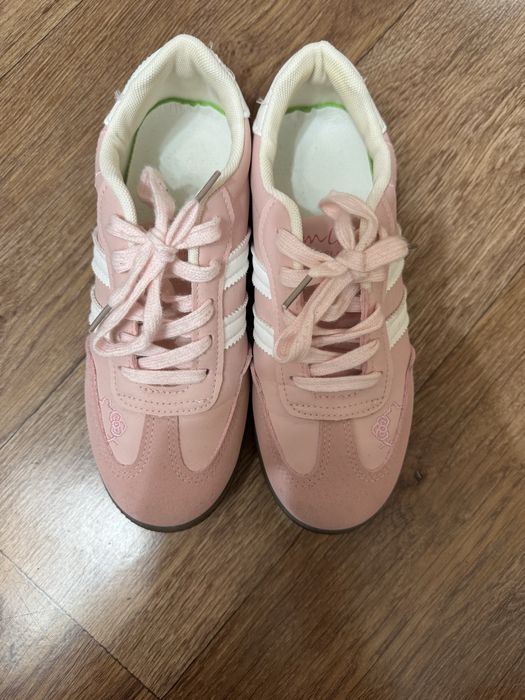 Продам кроссовки для девочки новые