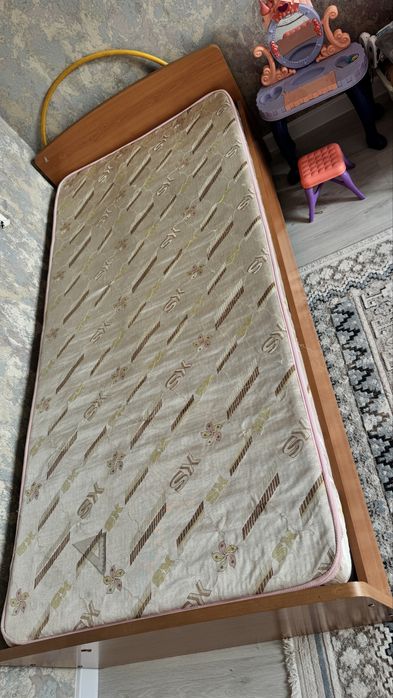 Кроват с матрасом