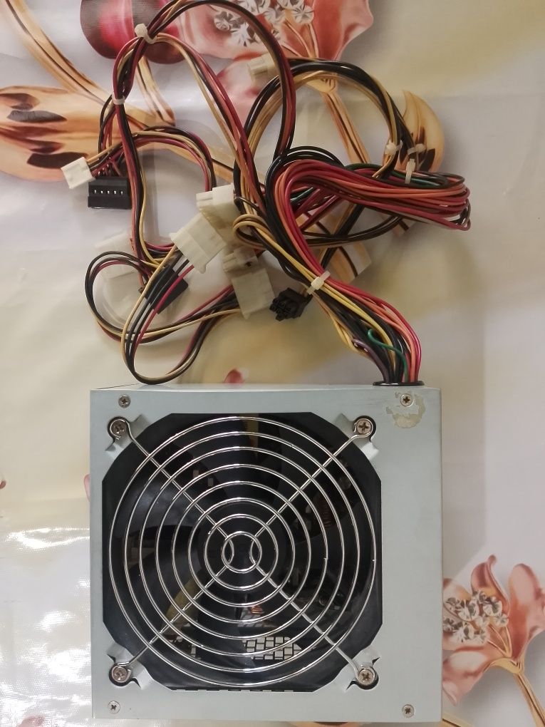 Продается блок питания HuntKey V- Power 550Вт.
