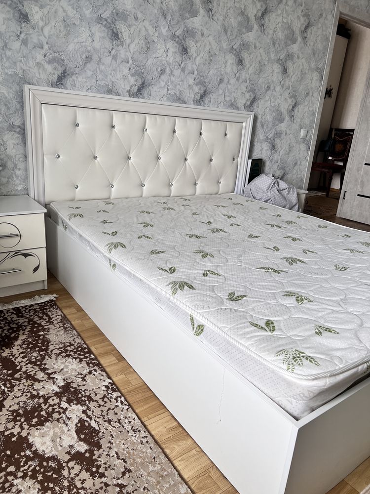 Продается кровать с матрасом хорошего качества