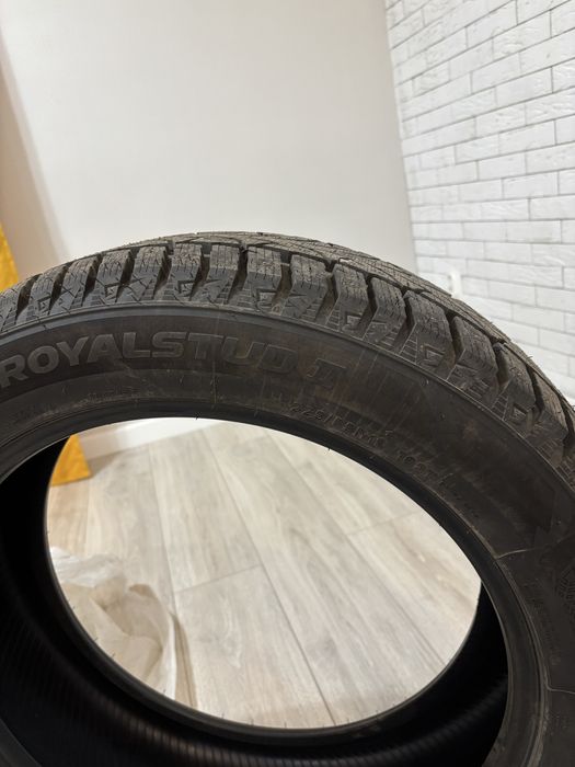 Практически новые шины. Зима. Шипы. На фото боковые резинки видно.