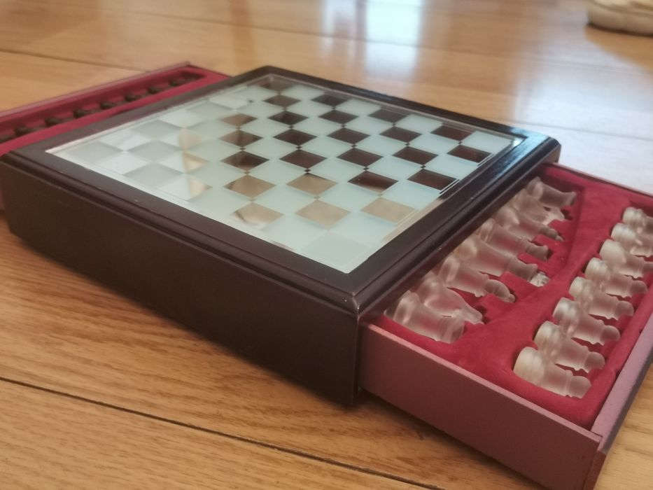 Стъклен шах в луксозна дървена кутия