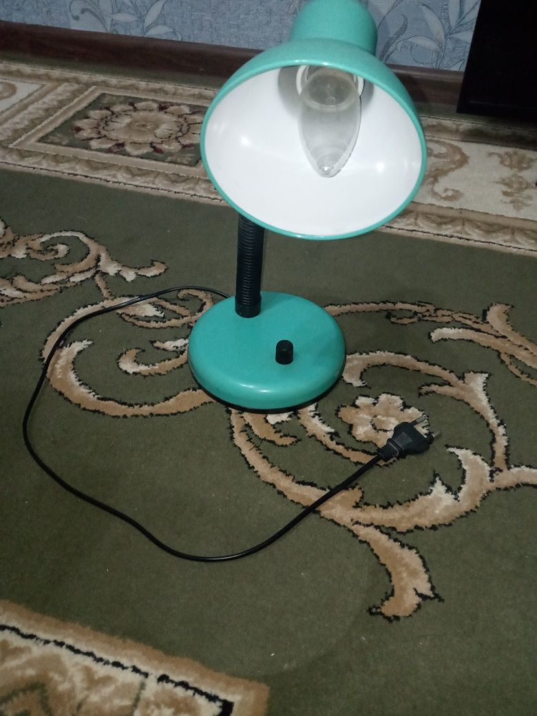 Stol uchun lampa sotiladi