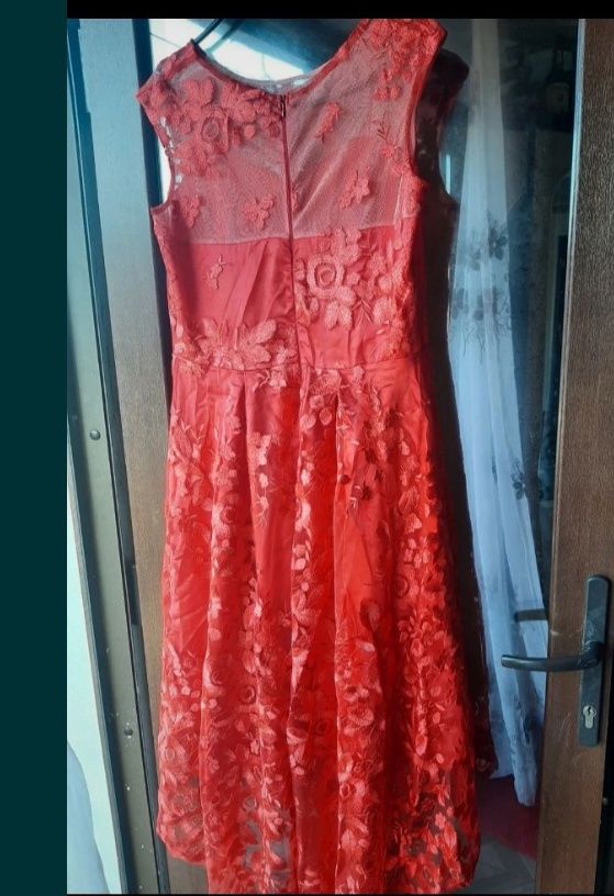Rochie elegantă din dantelă cu trenă