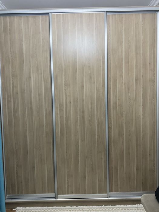 шкаф-купе с тремя раздвижными дверями