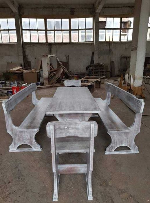 Дървени маси и пейки