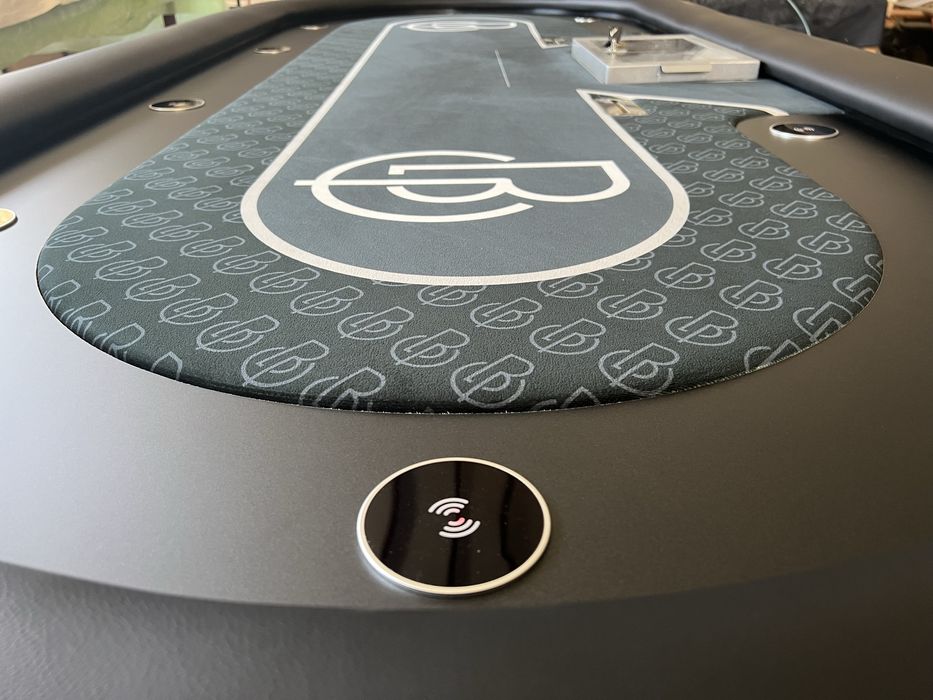 Masa Poker cu incarcare wireless a telefoanelor mobile Customtables.eu