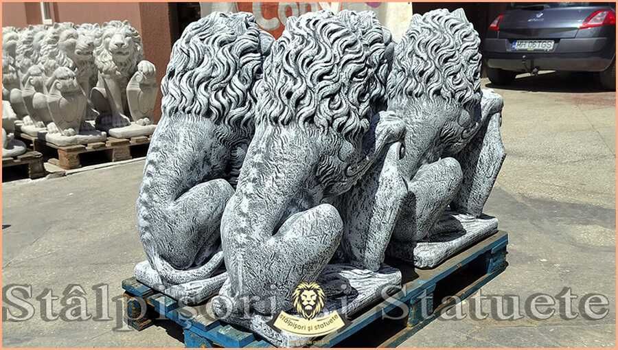 Statuetă leu mare cu blazon, gri patinat, model S1.