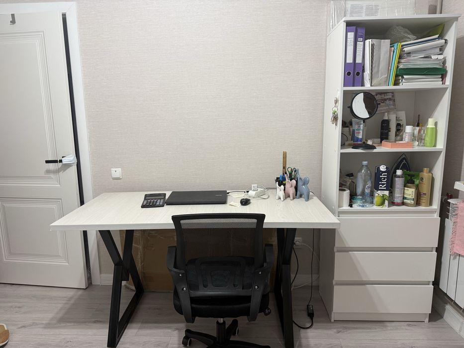 Продаю всё вместе: стол + кресло + стеллаж, состояние отличное