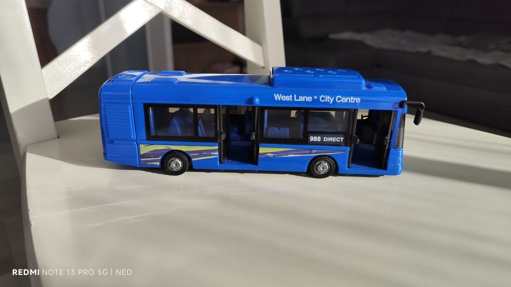Автобуси играчки