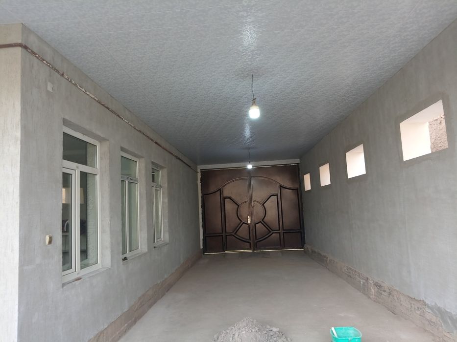 Uy sotiladi azadbawda joylawgan yol yuzida