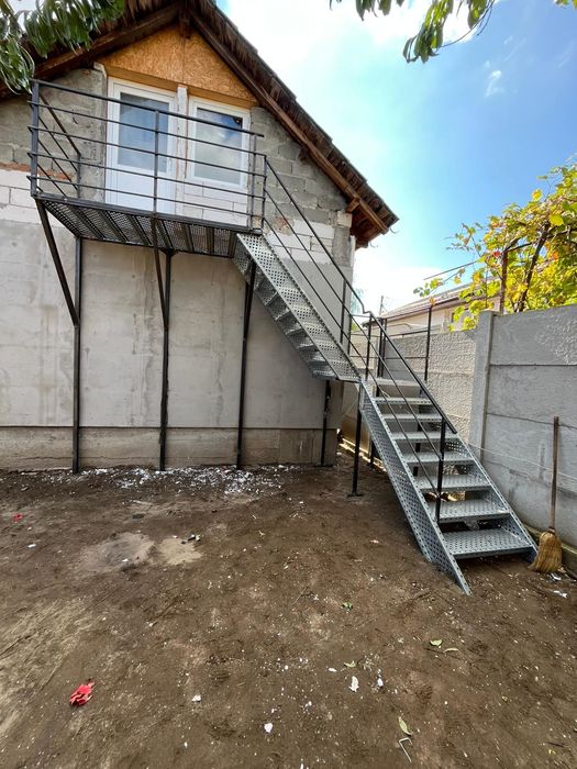 Scări metalice zincate