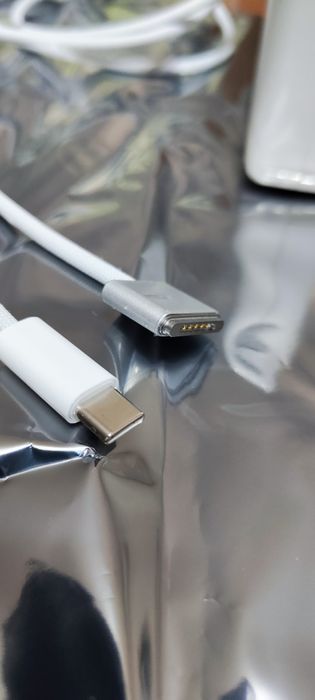 Продавам ново зарядно за MacBook -  96 W USB C MagSafe 3