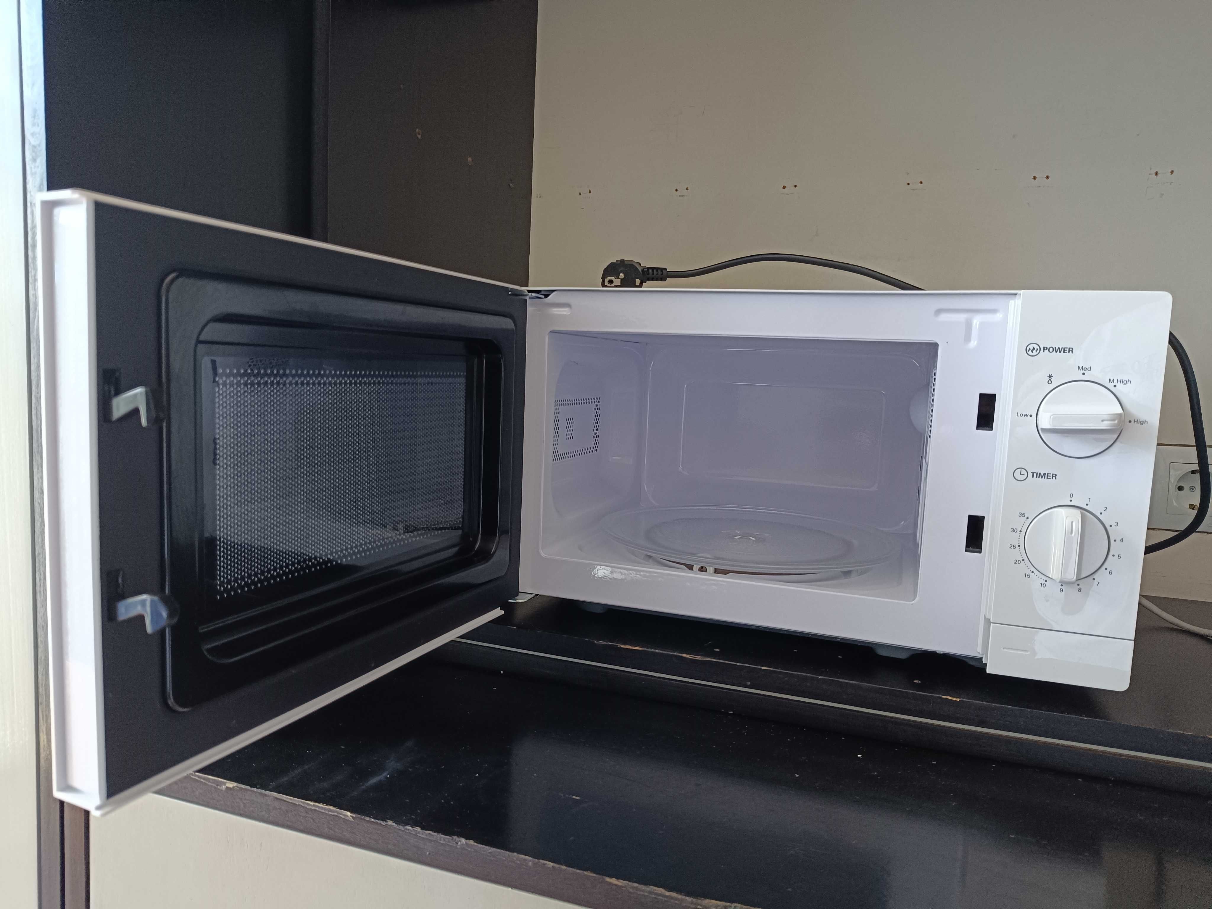 Микровълнова OK. 700W 20L