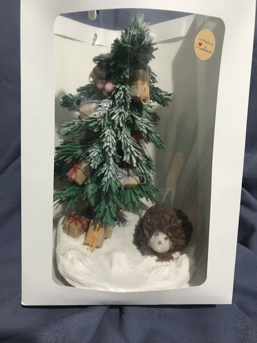 Decor de iarna, un Bradut si un Arici