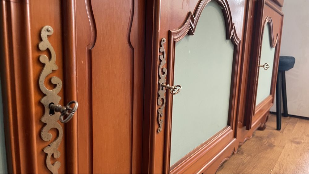 Разкошен дървен шкаф с инкрустация