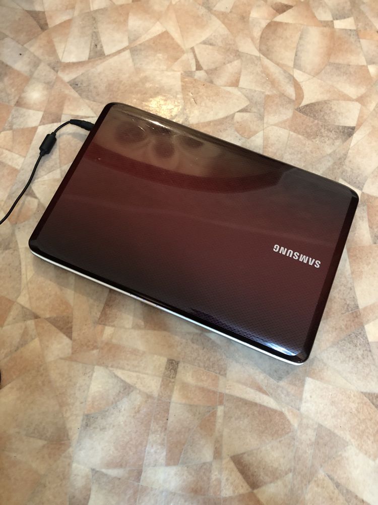 Samsung ноутбук продам озу 4гб всё :работает: срочно