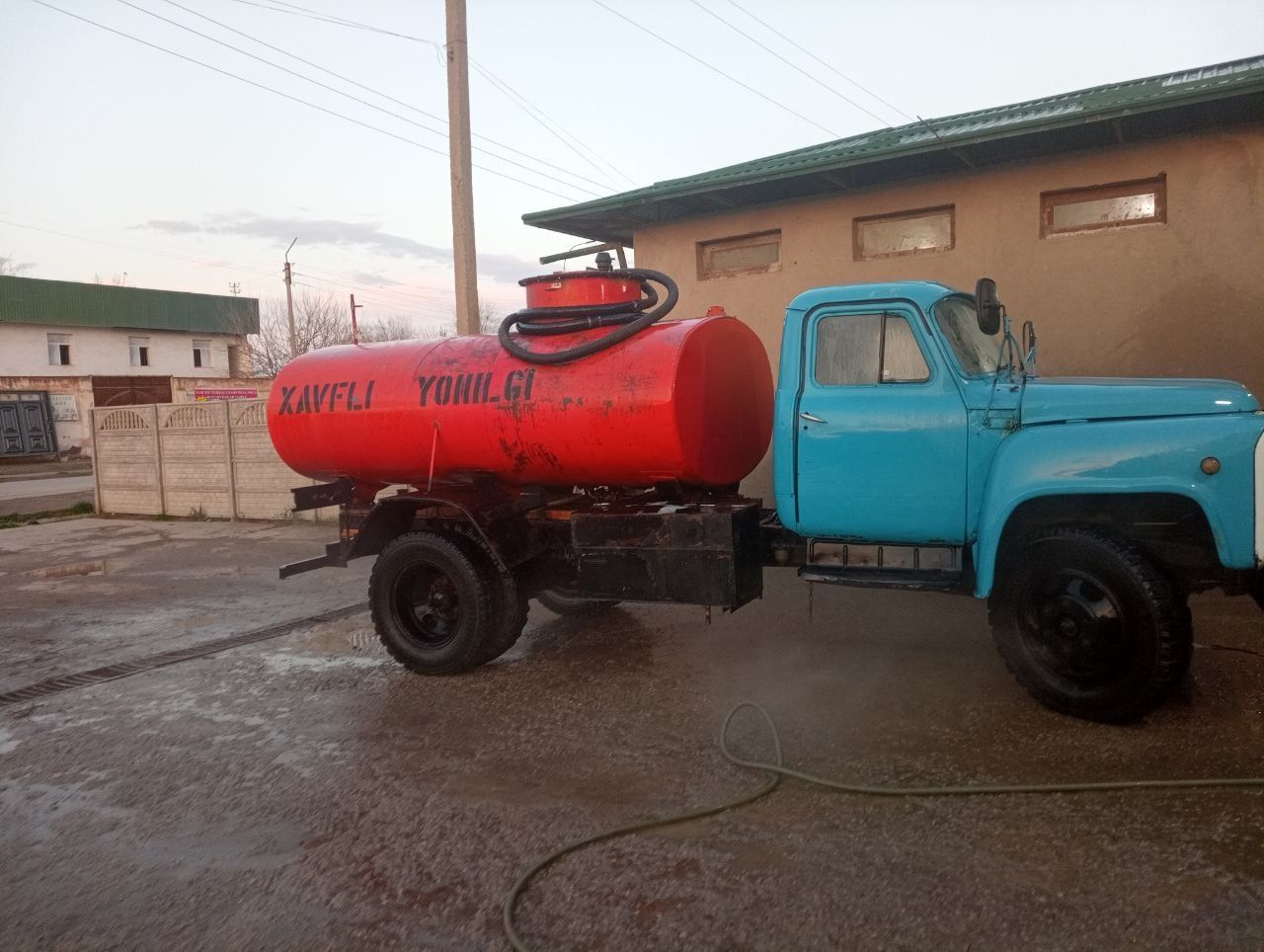Gaz 53 benzavoz  srochno sotiladi