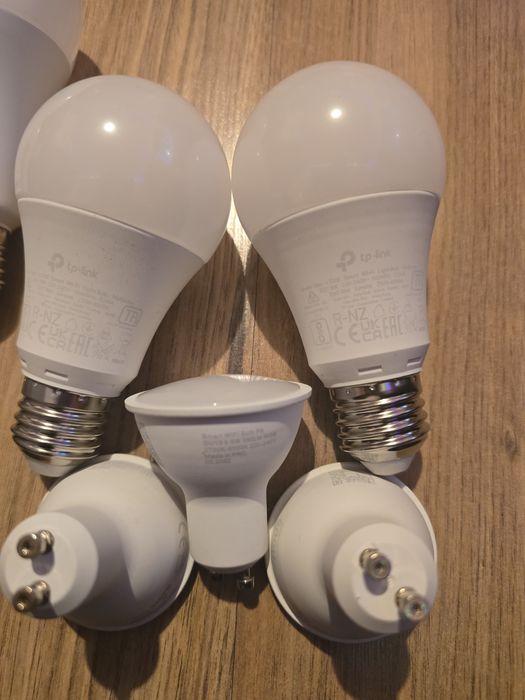Умни крушки и контакт и лунички hama vocolinc tp-link  nous smart bulb