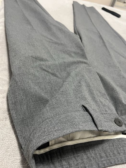 pantaloni gri slim/formal-usor de integrat in outfituri casual smart.