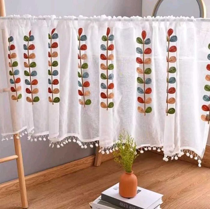 Vand perdea scurta cu model frunze si pompon, 2 bucati