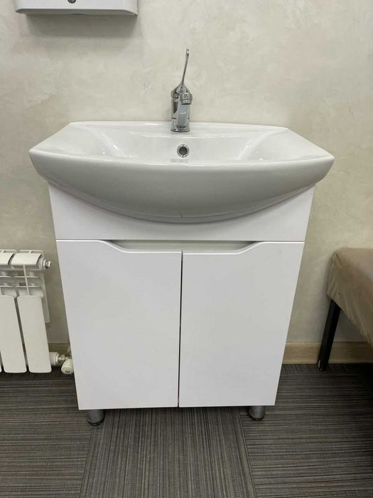 Раковина со смесителем и тумбой