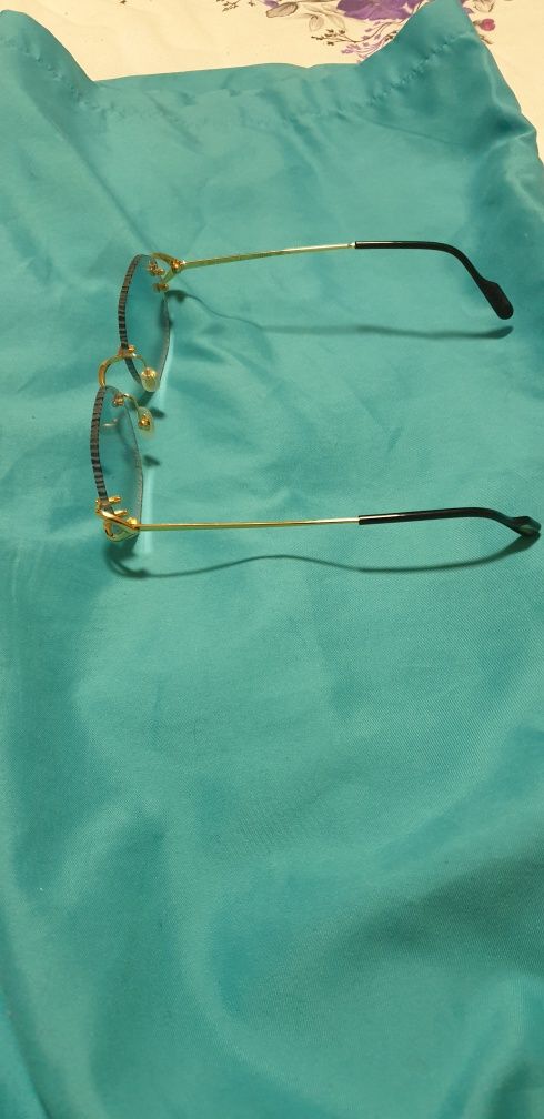 Vand ochelari de soare cartier