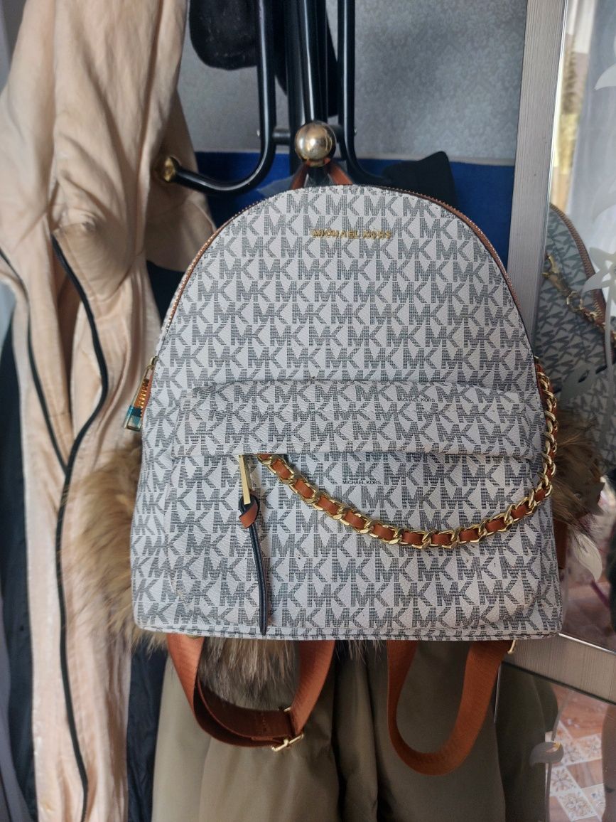 Продам рюкзак в отличном состоянии почти новый. "Michael Kors"