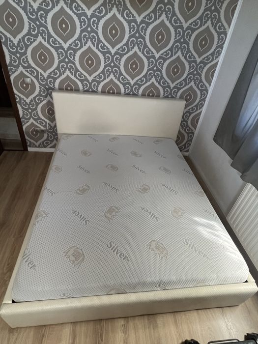 Pat matrimonial cu doua noptiere