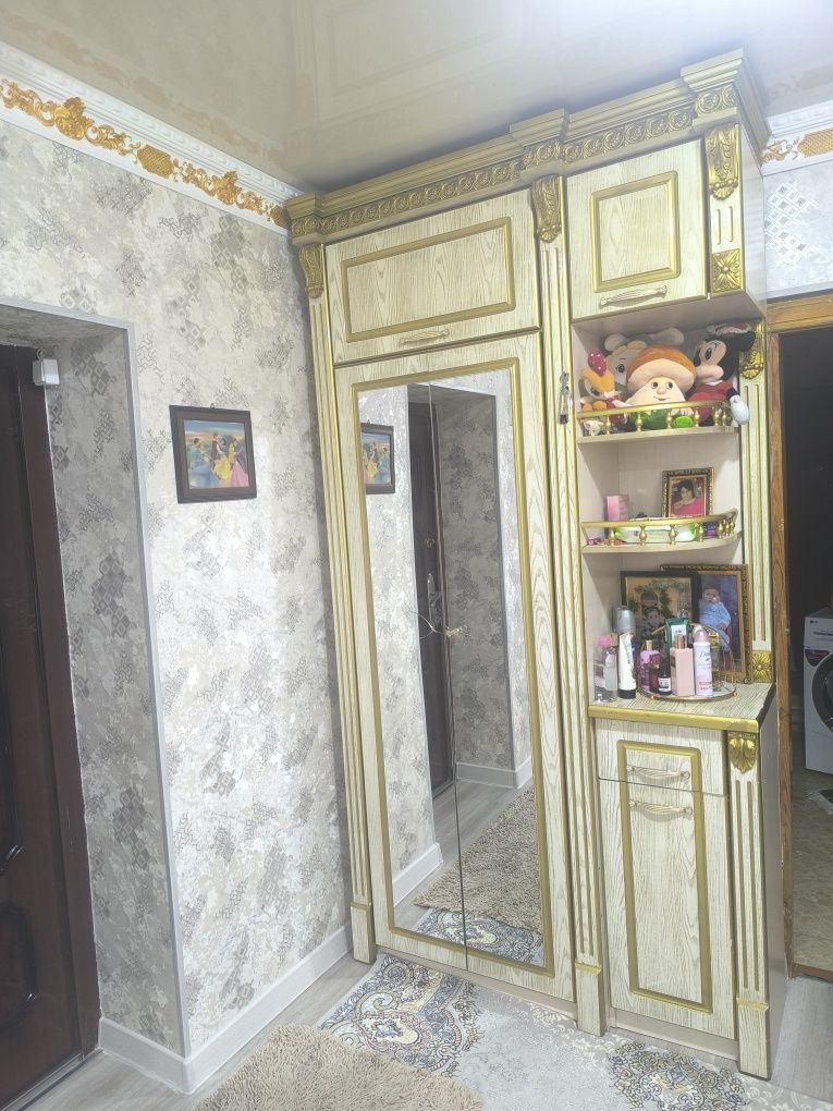 Красивый прихожей шкаф