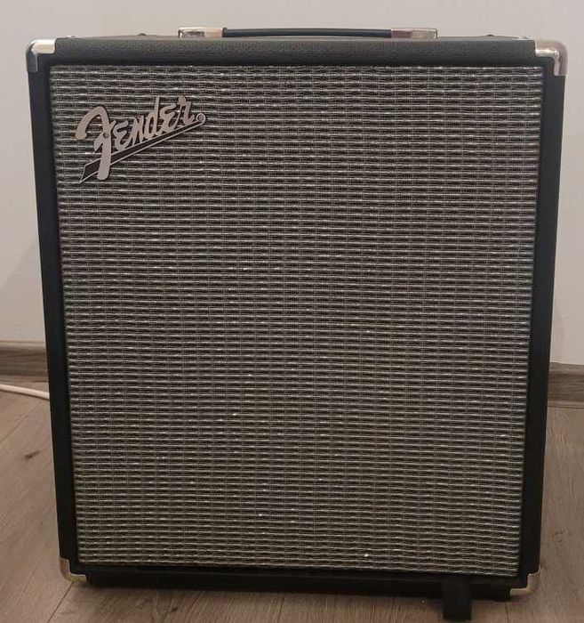 Vând amplificator Fender Rumble 100 pentru chitară bass