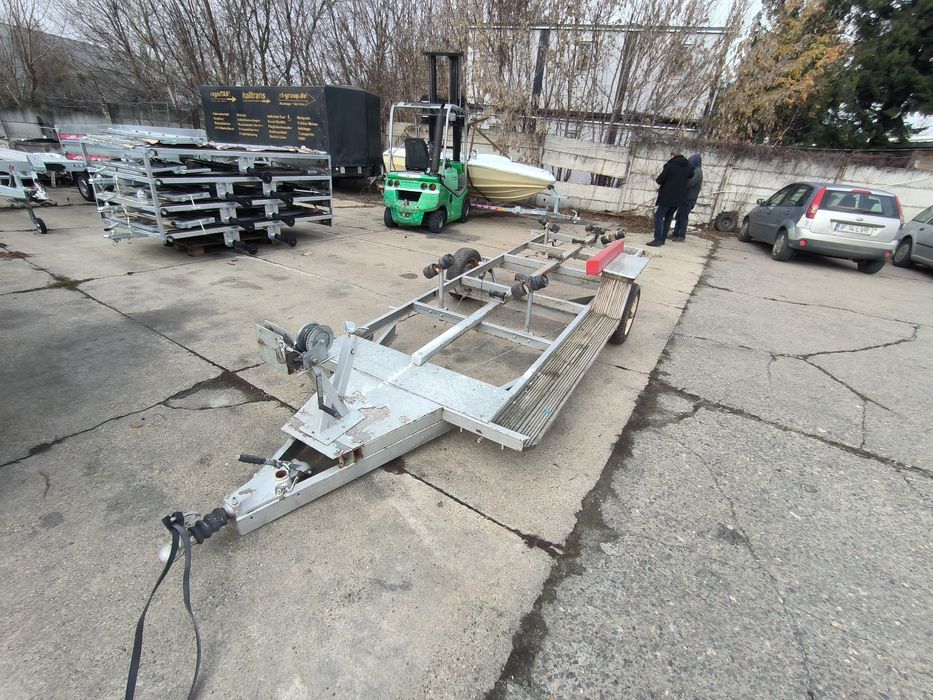 Vand peridoc barca fara lumini si fara acte