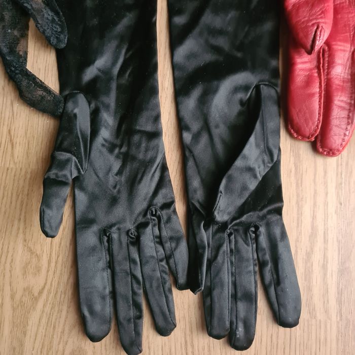 Vand frumoase mănuși